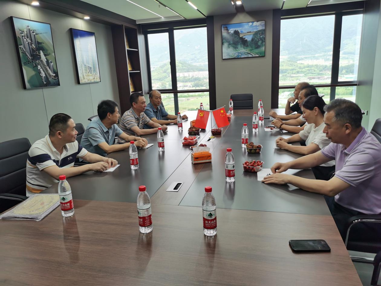 易順建工集團(tuán)有限公司榮獲南平市企業(yè)與企業(yè)家聯(lián)合會(huì)四屆理事會(huì)“常務(wù)副會(huì)長(zhǎng)”榮譽(yù)稱(chēng)號(hào)
